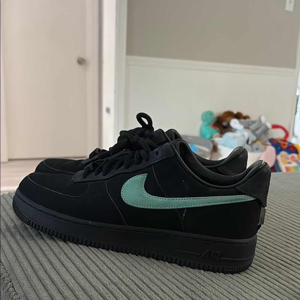 Nike Black and Green Sneakers with Classic Style